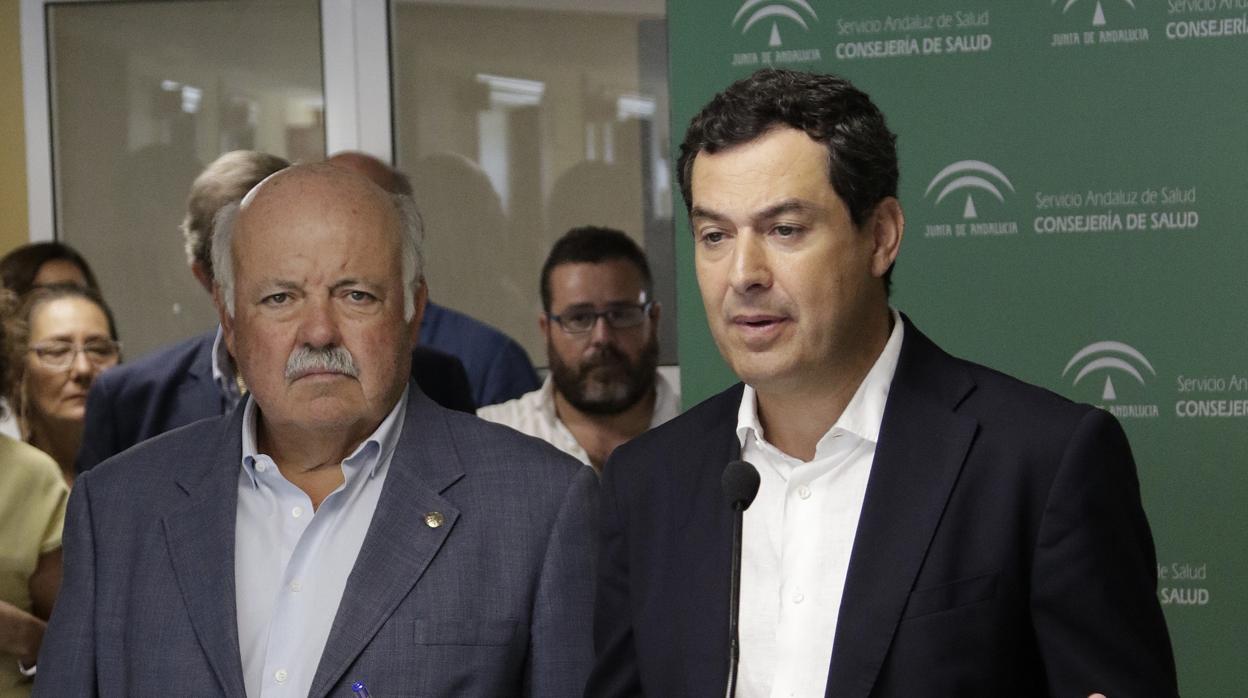 El presidente Juanma Moreno junto al consejero de Salud Jesús Aguirre