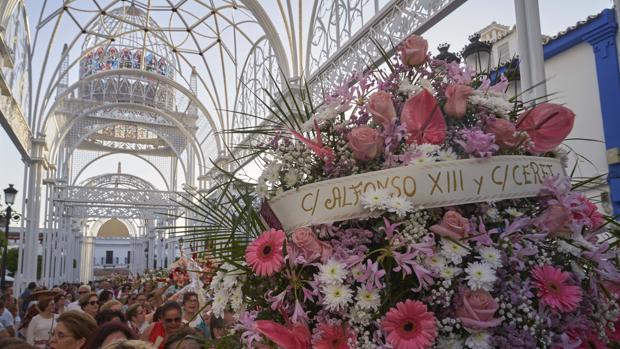 Venida de la Virgen del Rocío 2019: Flores para la Pastora