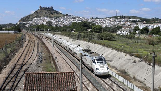 Una avería del tendido eléctrico retrasa diez trenes AVE entre Córdoba y Sevilla