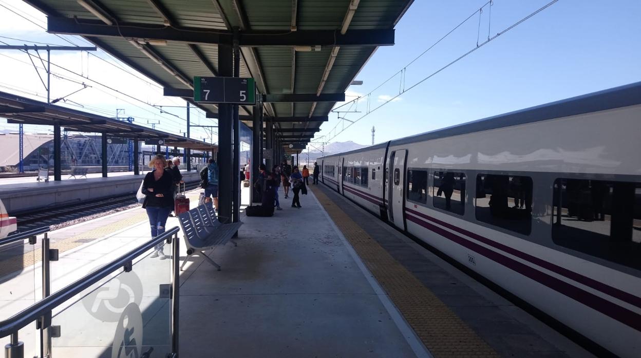 Imagen de archivo del Altaria averiado en la estación de Antequera hace unos meses