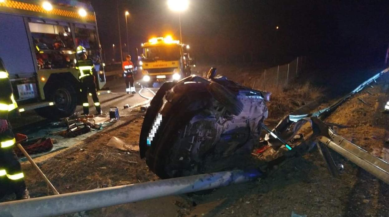 Imagen tomada por los bomberos de uno de los vehículos implicados en el siniestro