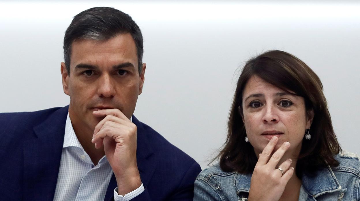El secretario general del PSOE y presidente del Gobierno en funciones, Pedro Sánchez y la vicesecretaria general, Adriana Lastra
