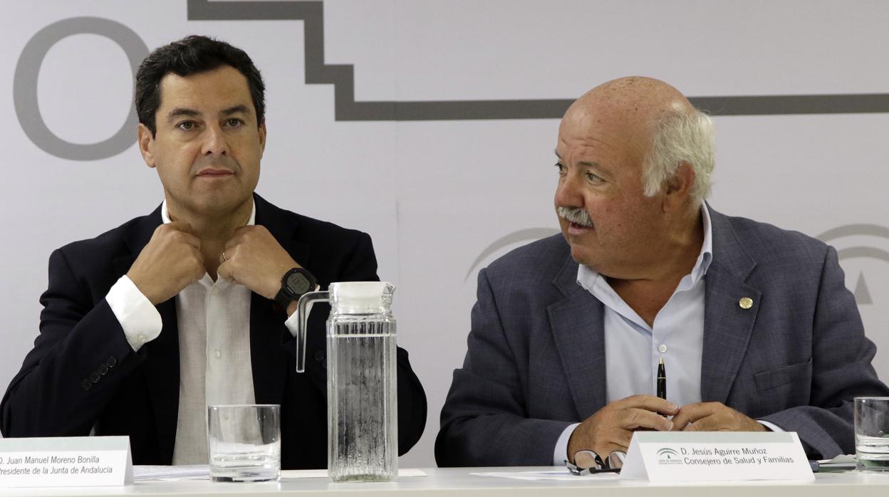 Juanma Moreno y Jesús Aguirre, en una reunión para tratar la alerta sanitaria por listeriosis
