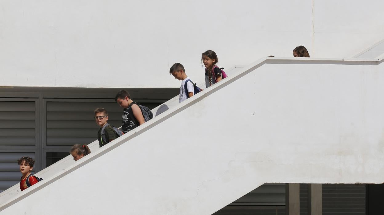 Niños a la salida del colegio Virgen de Linares