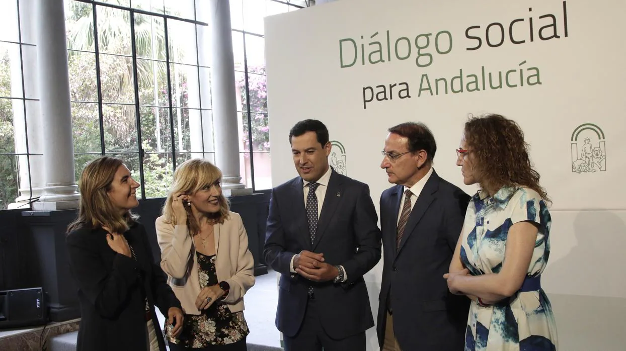 Juanma Moreno, con los responsables de UGT, CEA y CC.OO, así como la consejera de Empleo