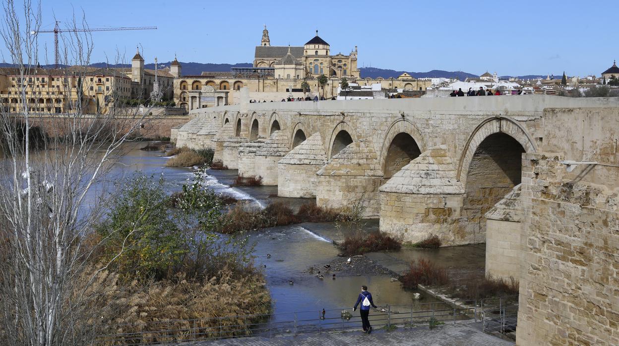 El Puente Romano de Córdoba, con la Mezquita-Catedral al fondo