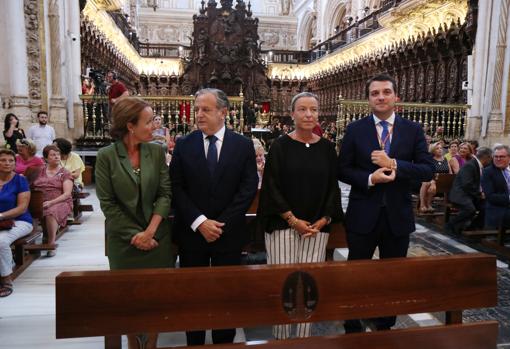 El alcalde, José María Bellido, con Marian Aguilar, Salvador Fuentes e Isabel Albás, en la misa del obispo ante Nuestra Señora de la Fuensanta