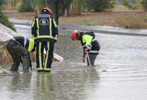 La tormenta provoca cortes de tráfico e inundaciones de sótanos en Lucena