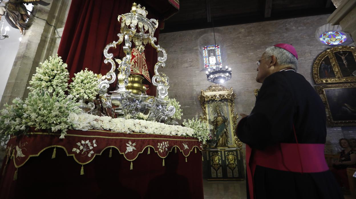 El obispo de Córdoba frente a la Virgen de la Fuensanta