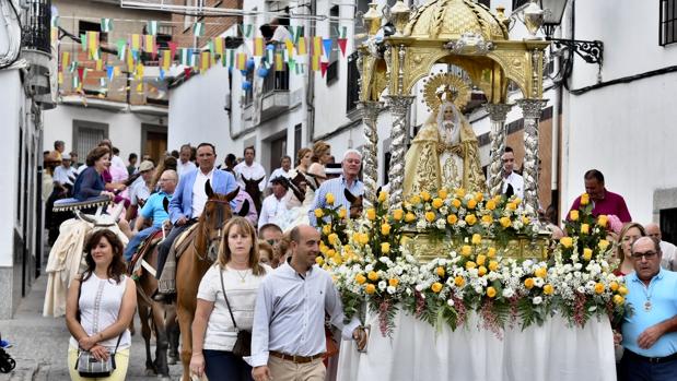 Los bordados en los piostros y los caballos honran a la Virgen de Piedrasantas en Pedroche