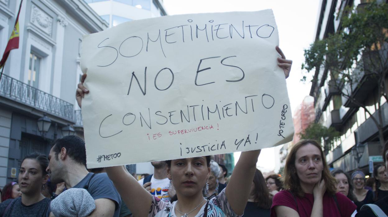 Una mujer muestra un cartel reivindicativo en una manifestación feminista