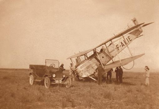 Asistencia a uno de los primeros aviones averiados en El Rompedizo