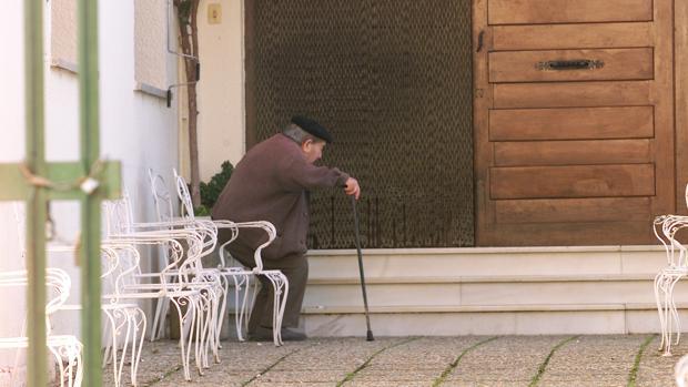 Detenida por robar al anciano al que cuidaba 2.500 euros con su tarjeta de crédito en Granada