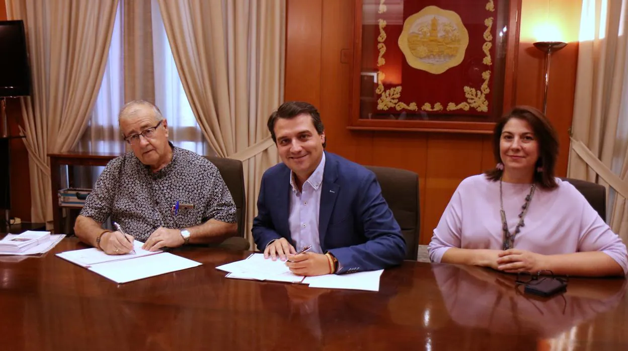 Mariano Pérez de la Concha, José María Bellido y la concejal Eva Contador, en la firma del convenio