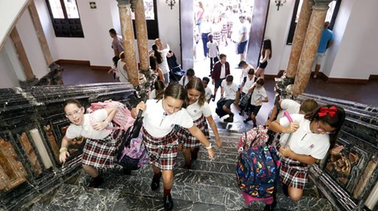 Alumnas del colegio de la Inmaculada, esta mañana en el inicio de curso