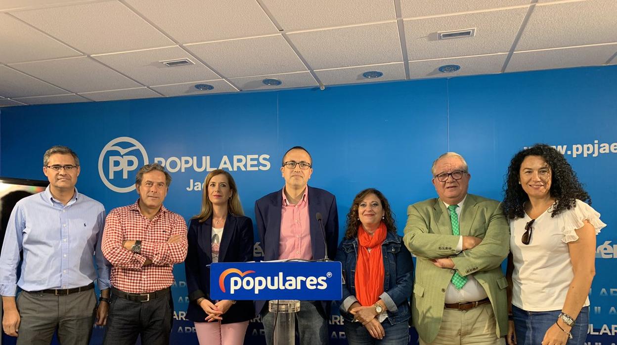 Manuel Bonilla, en el centro, junto a otros concejales del PP de Jaén