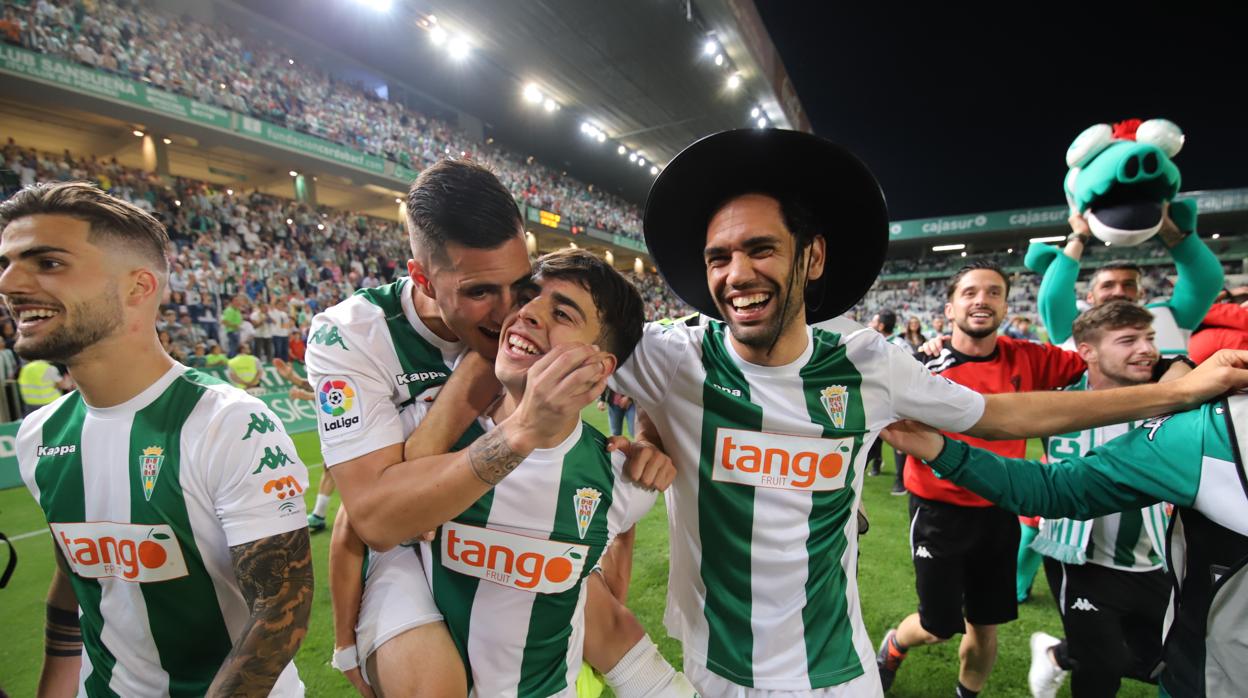 Jauregi, Sergio Guardiola, Aguado y Araujo celebran la permanencia del Córdoba ante el Sporting