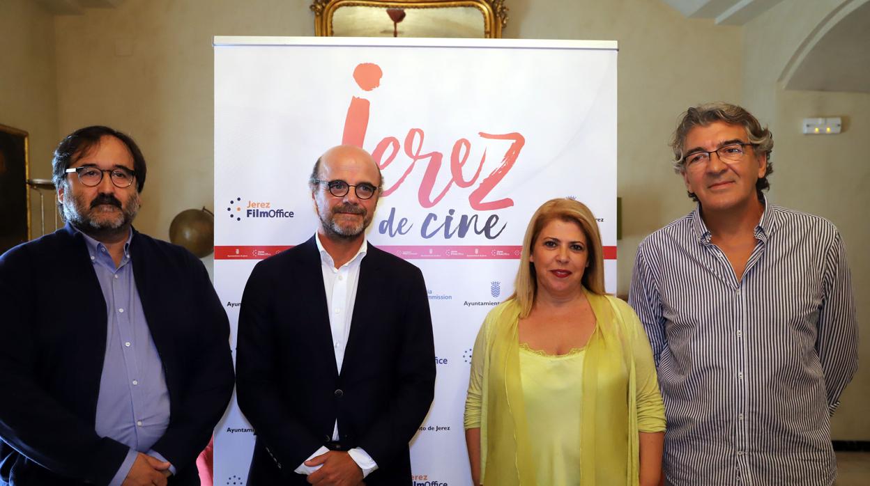 La alcaldesa con representantes de los promotores de la serie