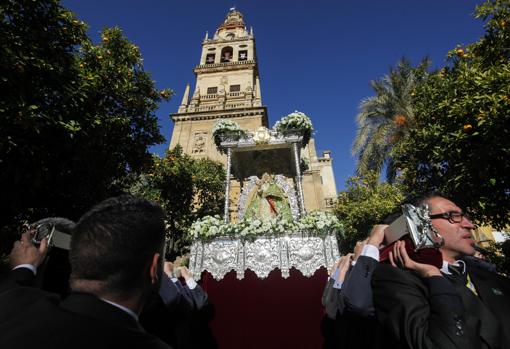 La Virgen de la Cabeza de El Carpio, en el Patio de los Naranjos