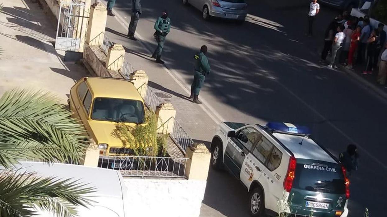 La Guardia Civil, durante el operativo