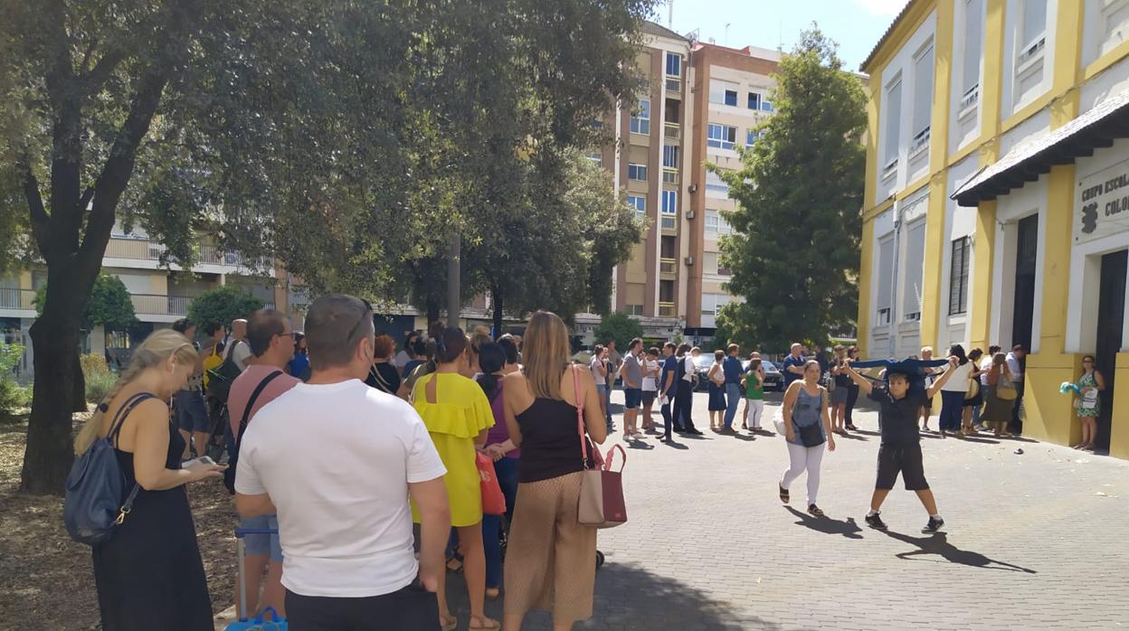 Colas para recoger a los niños del CEIP Colón