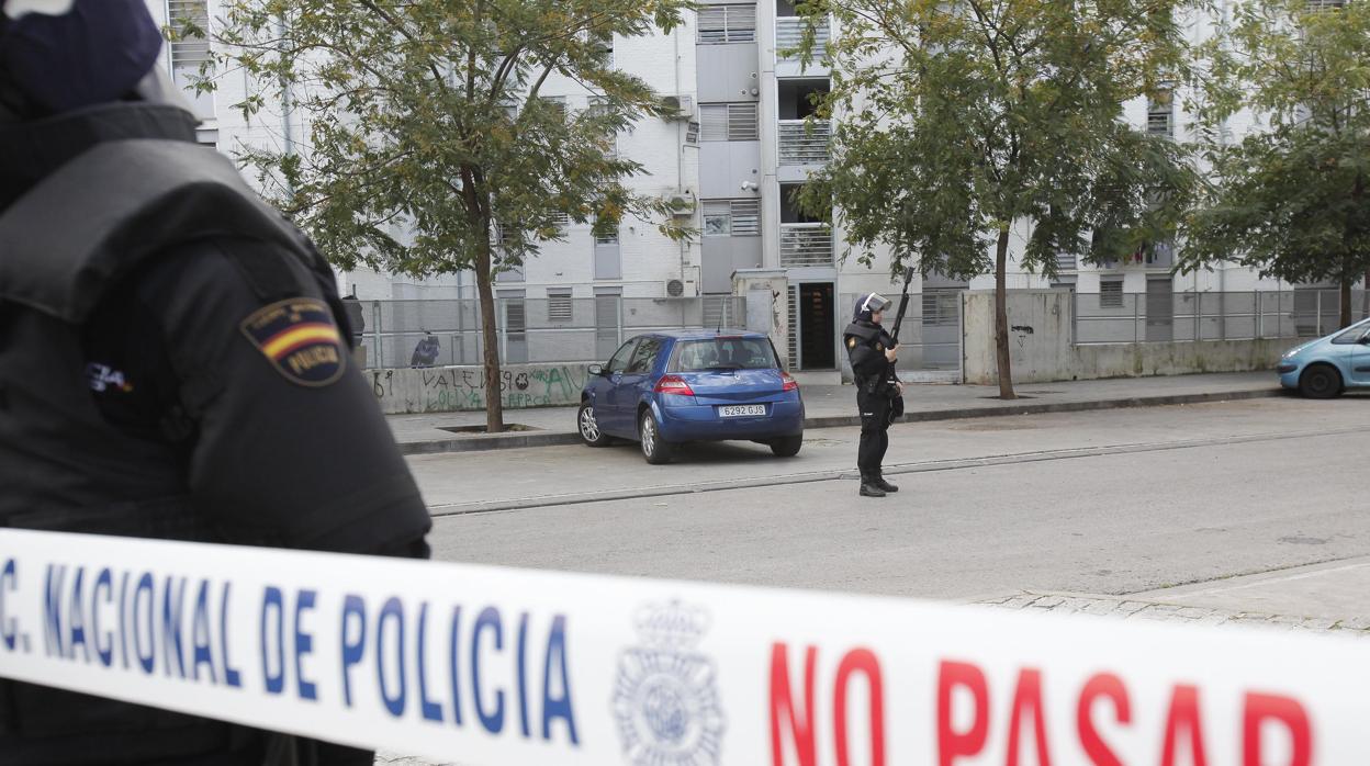 Policía Nacional en una barriada cordobesa durante una operación