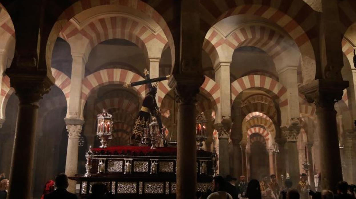 La Vera Cruz en el interior de la Mezquita-Catedral el pasado Lunes Santo