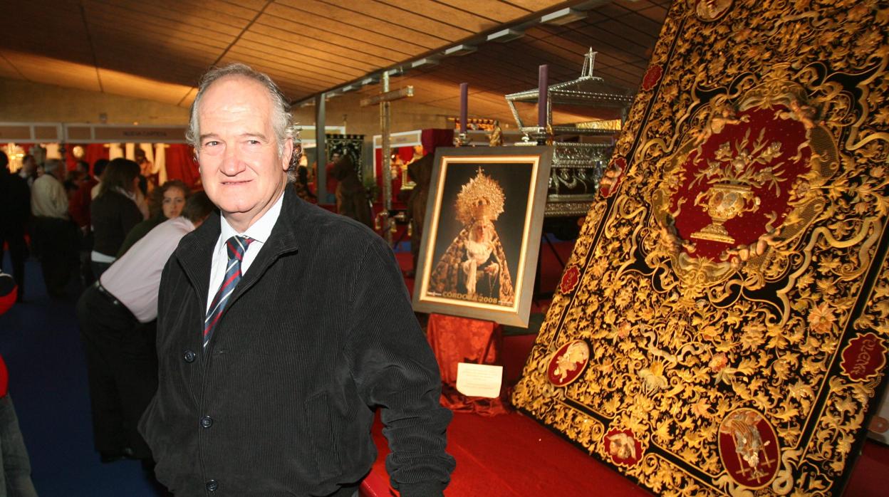 Luis Álvarez Duarte, con una foto de la Virgen del Rosario, en el Salón Cofrade de Córdoba en 2008