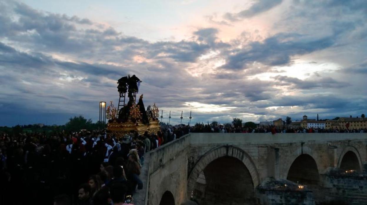 El DEscendimiento iniciando el Puente Romano el pasado viernes santo