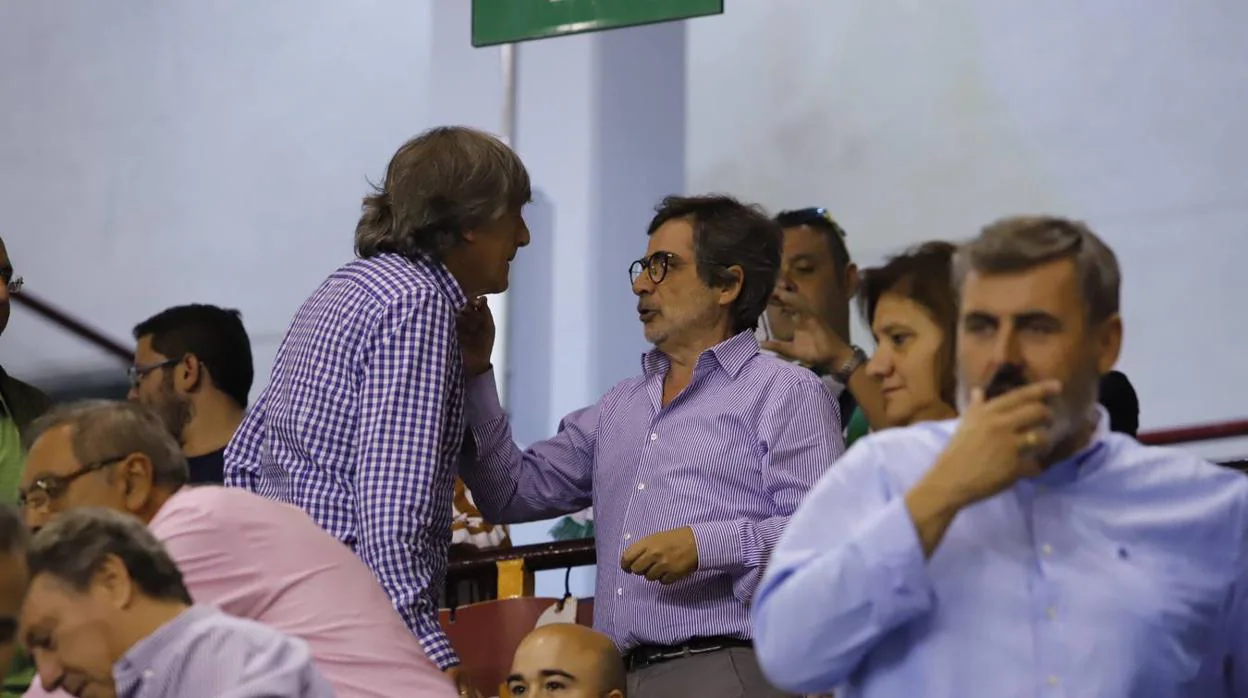 Enrique Martín charlando con Carlos González