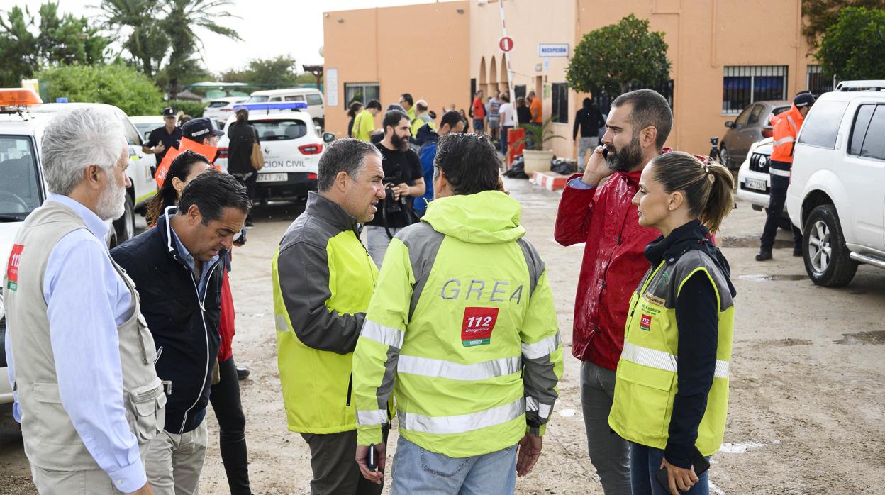 Miembros del gobierno de la Junta de Andalucía y el alcalde de Almería en el camping desalojado.