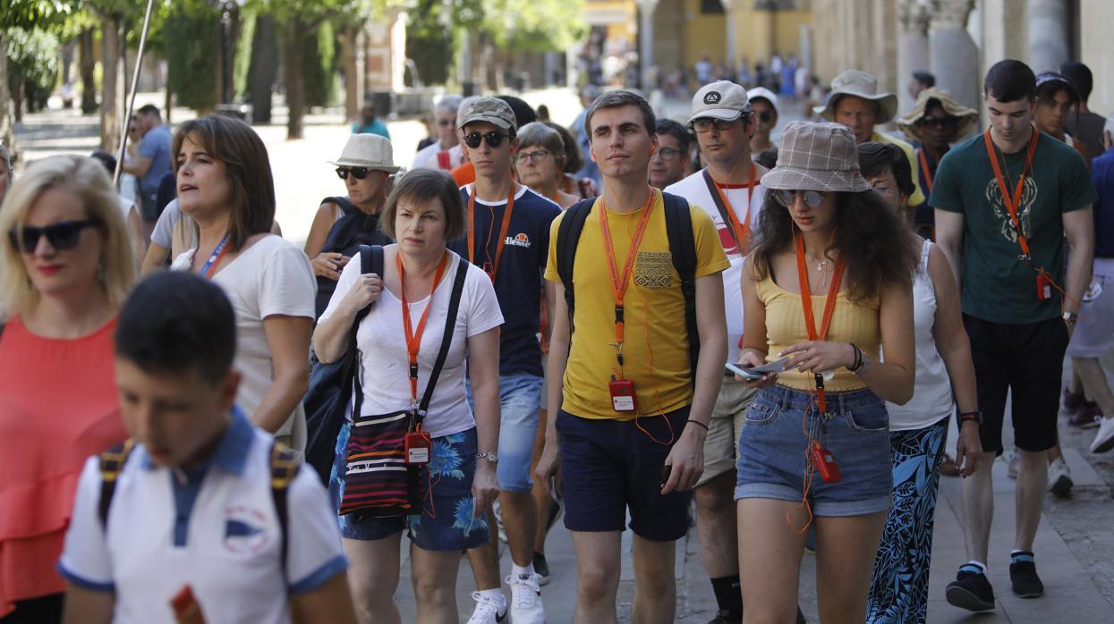 Un grupo de turistas en el Patio de los Naranjos de la Mezquita-Catedral de Córdoba