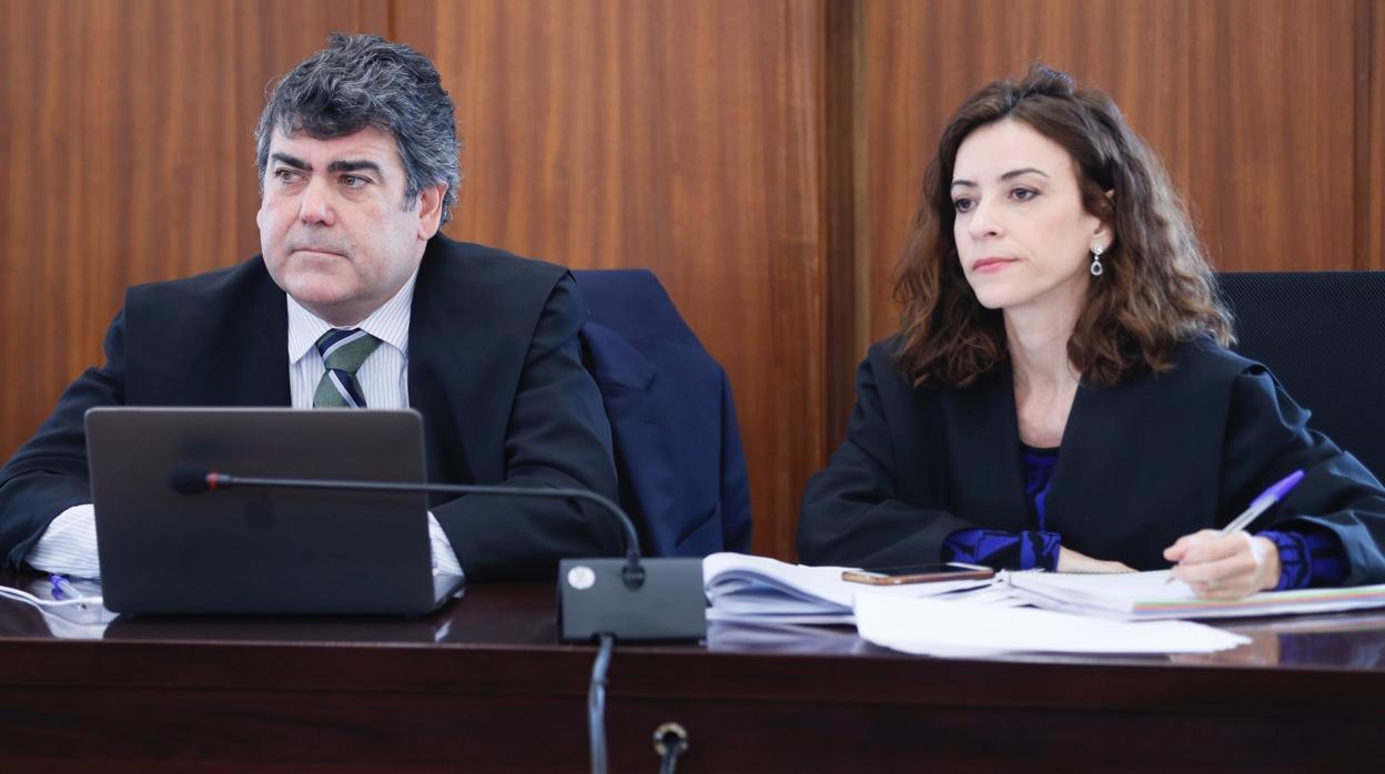 El abogado del PP Luis García Navarro al lado de su compañera Lourdes Fuster