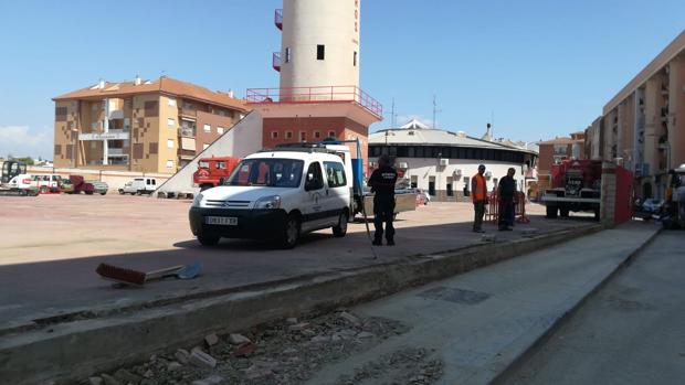 Un microbús de la Policía Nacional derriba un muro del parque de bomberos de Linares tras una colisión