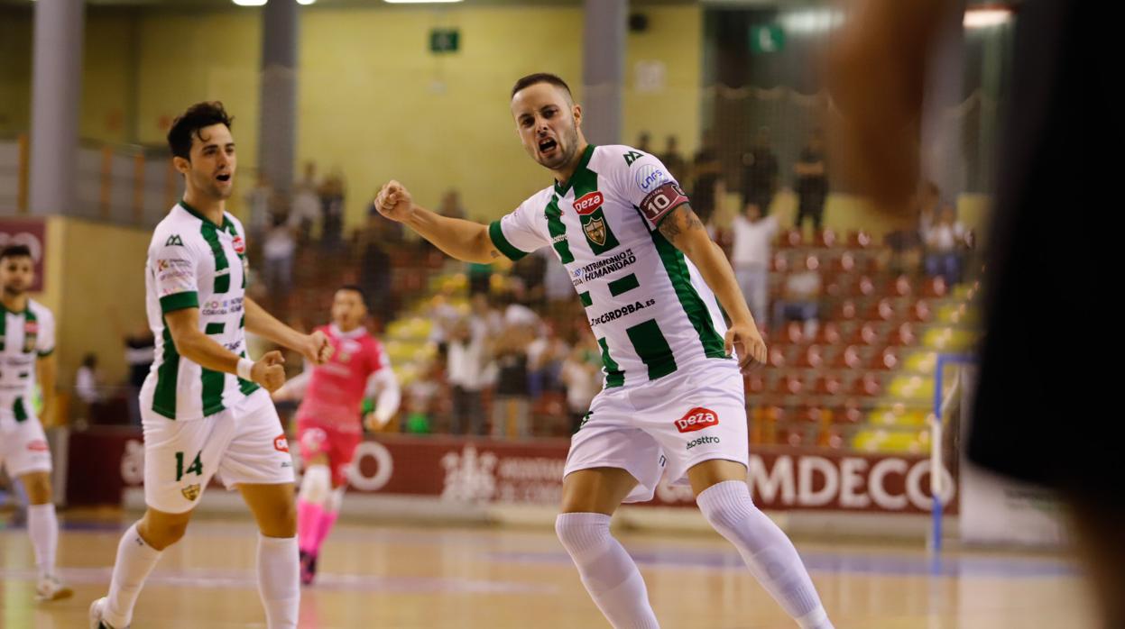 El ala del Córdoba Patrimonio de la Humanidad Manu Leal celebra el gol del triunfo