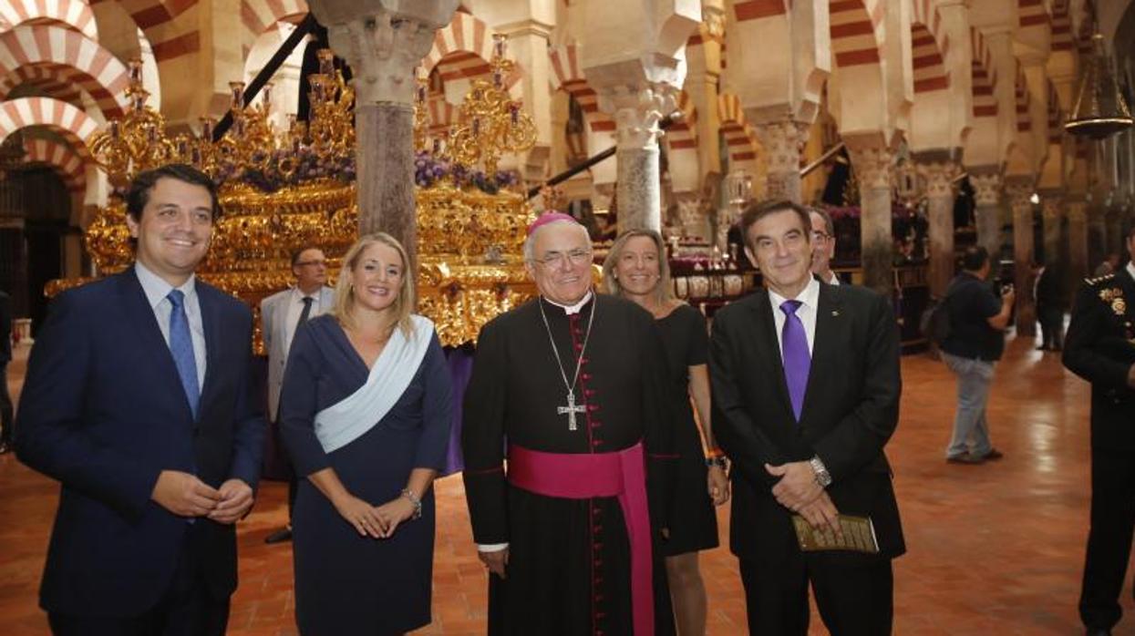 Gómez Sanmiguel, a la derecha, acompañado del Obispo, Sarai Herrera y el alcalde de la ciudad