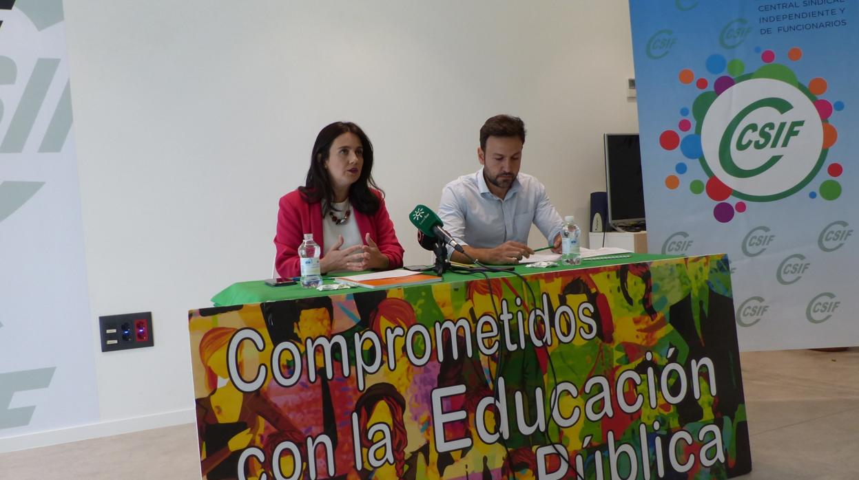 Elena García y Samir Wahab, durante la presentación de la encuesta