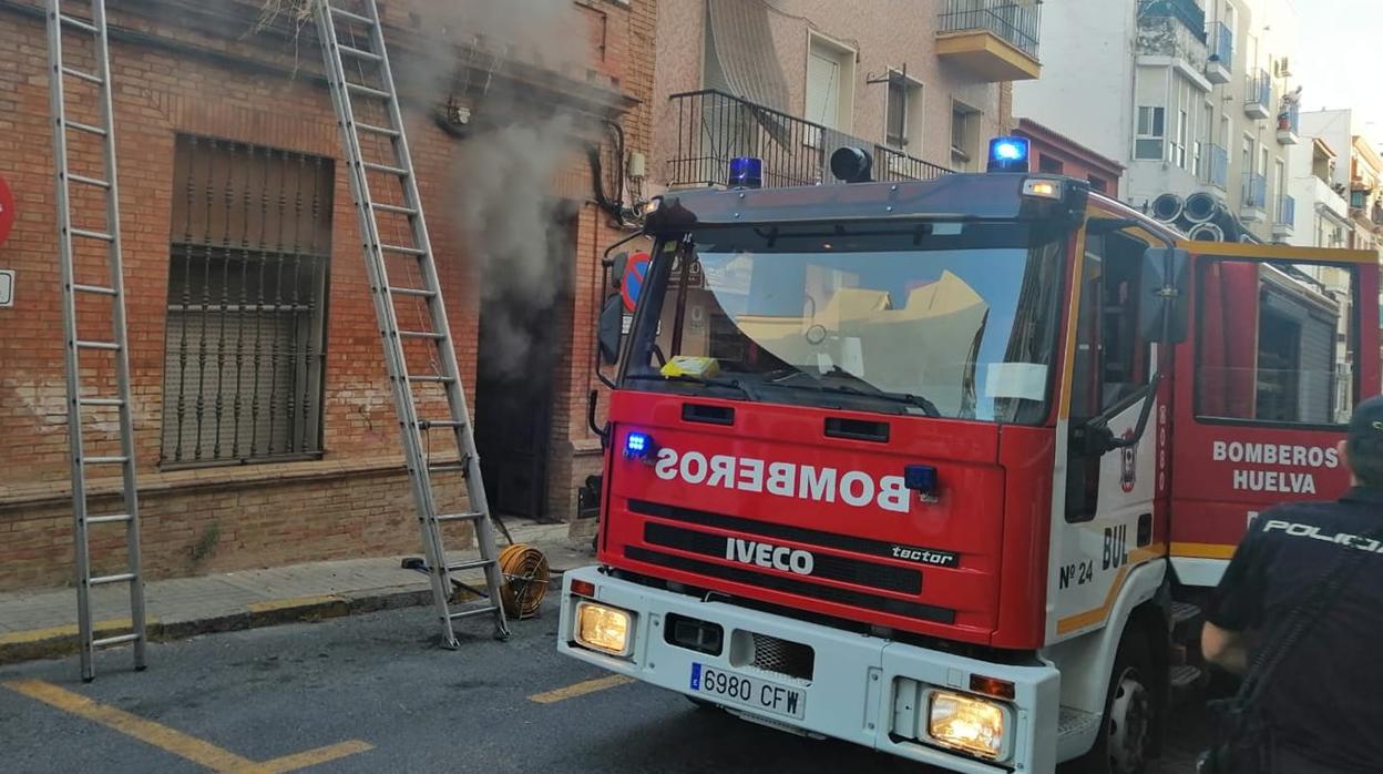 Bomberos actuando en la casa siniestrada