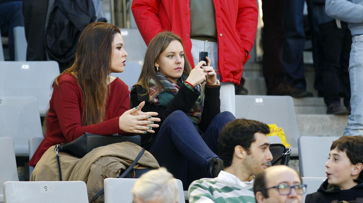 Seguidoras del Córdoba CF con el móvil en El Arcángel