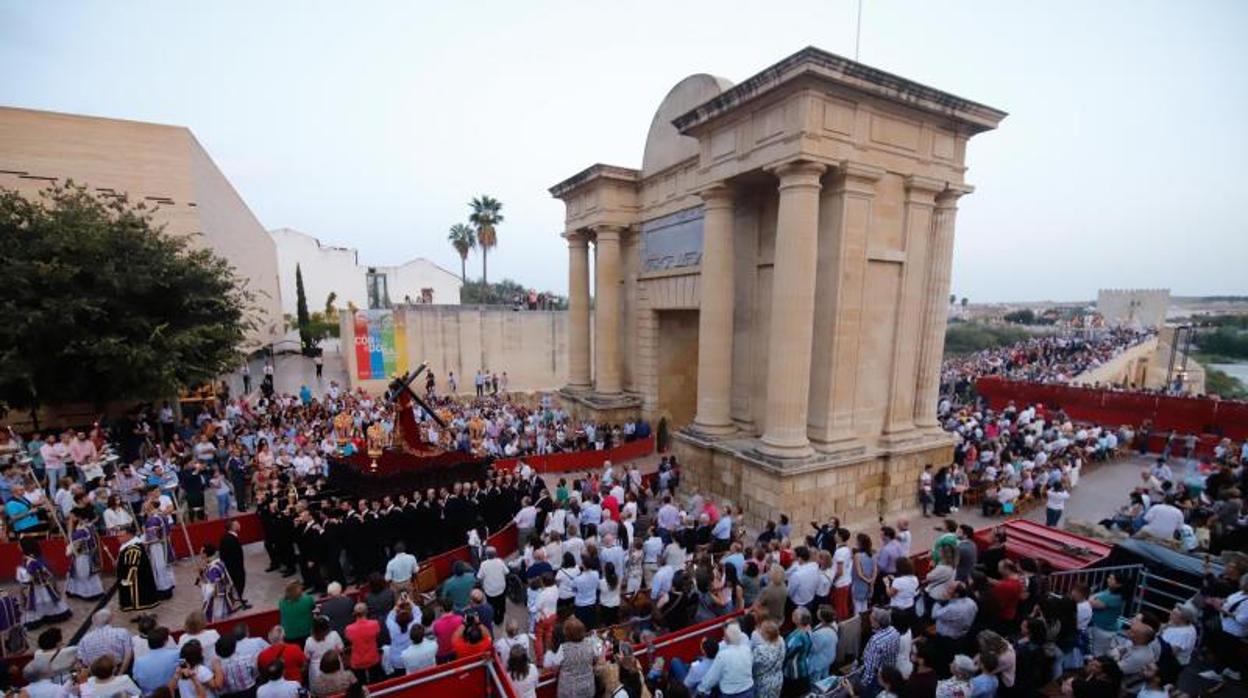 Un Nazareno entrando por la puerta del puente el pasado sábado