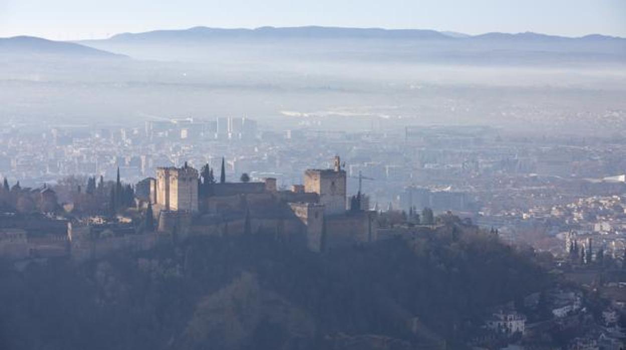 La boina de polución sobre Granada, la tercera ciudad más contaminada de España