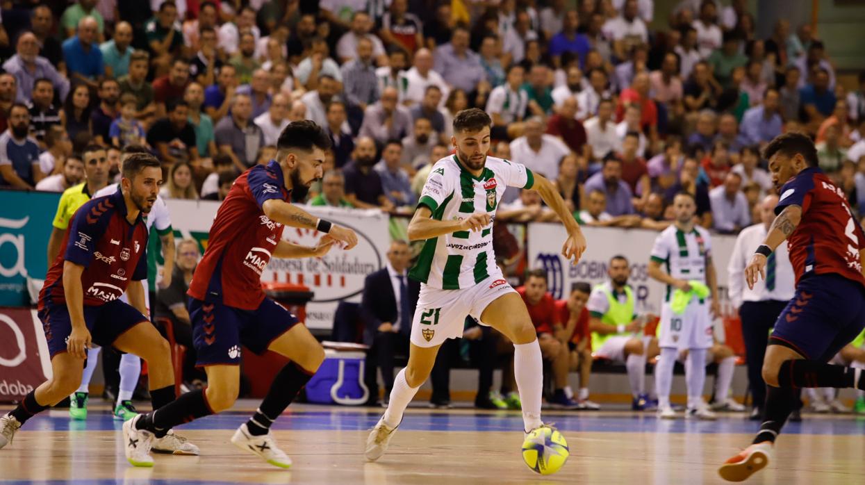 Zequi conduce el esférico en el partido ante Osauna Magna