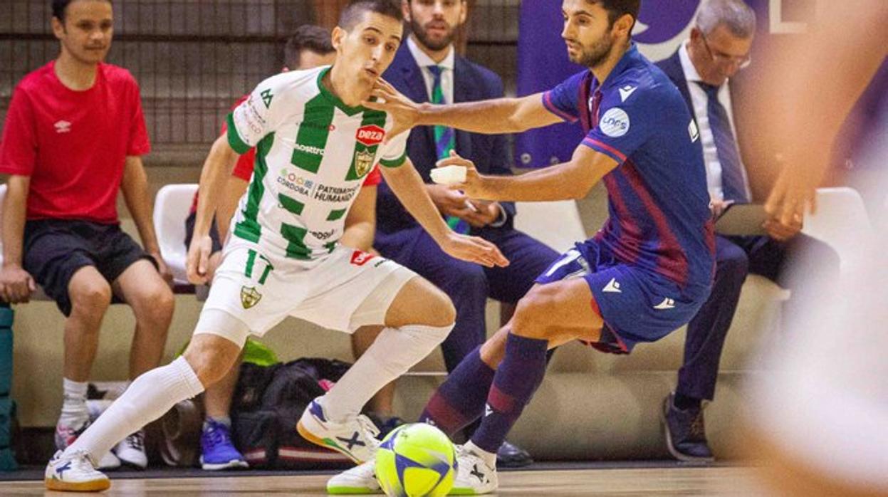 El blanquiverde Javi Sánchez entra en acción, este viernes, ante el Levante en Paterna