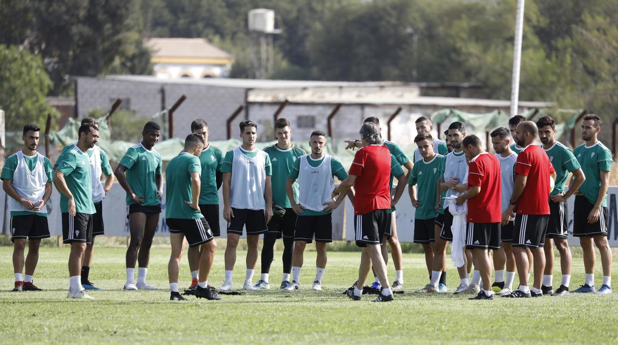 La plantilla del Córdoba recibe órdenes del entrenador Enrique Martín