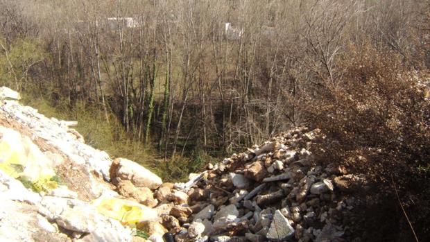 Bomberos rescatan a un anciano que cayó al río Caicena cuando paseaba por una ladera