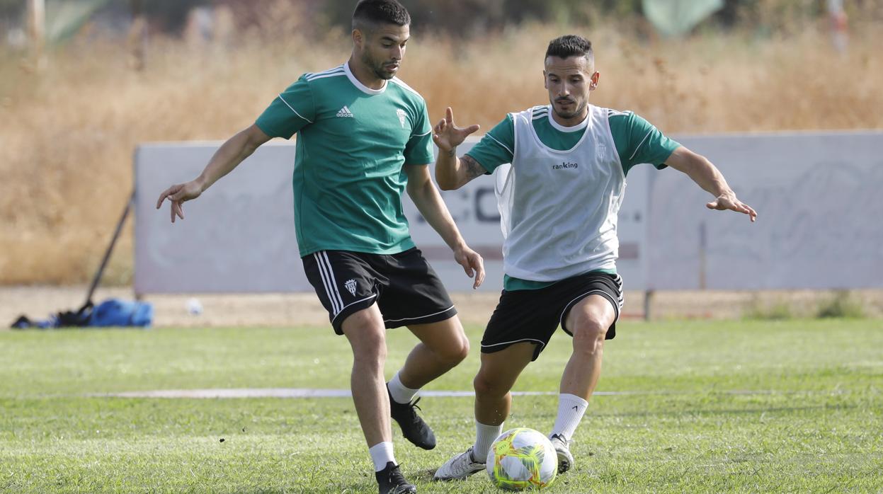 El carrillero Jesús Álvaro toca el balón en presencia del capitán Fernández (peto)