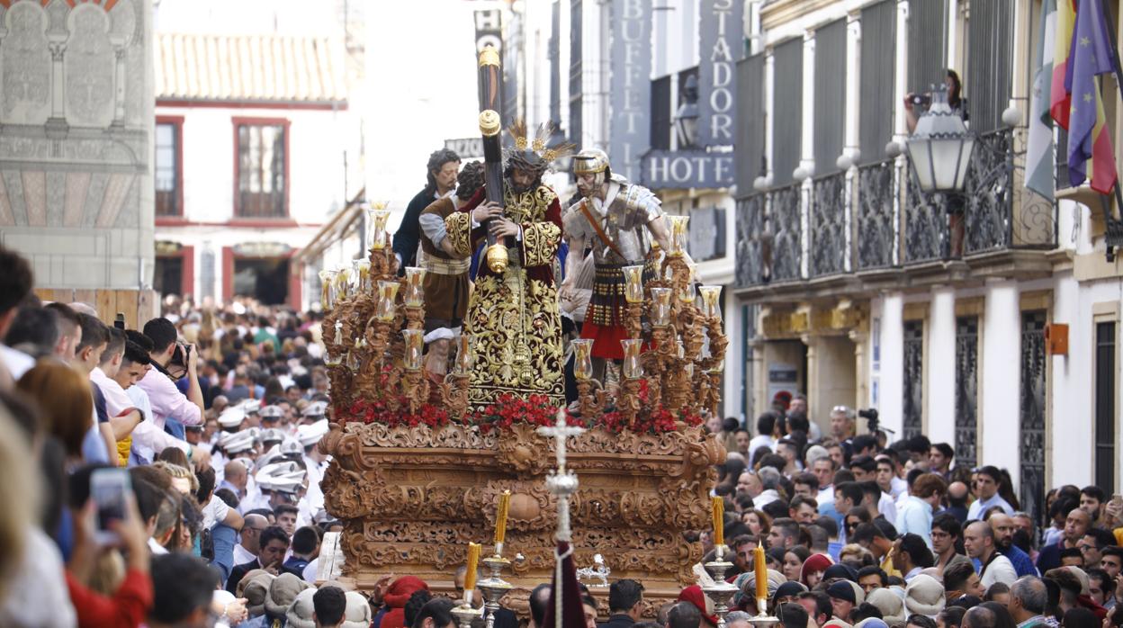 EL Buen Suceso a su salida desde la Mezquita-Catedral