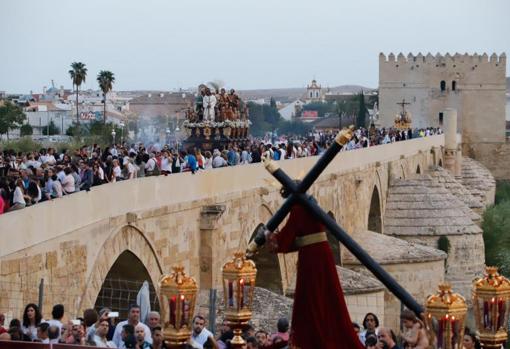 El Amor llegando a la Catedral por el puente Romano