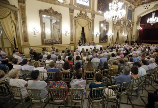 Público asistente a una de las conferencias de la primera edición de El Templo de Córdoba, en el Salón Liceo del Real Círculo de la Amistad