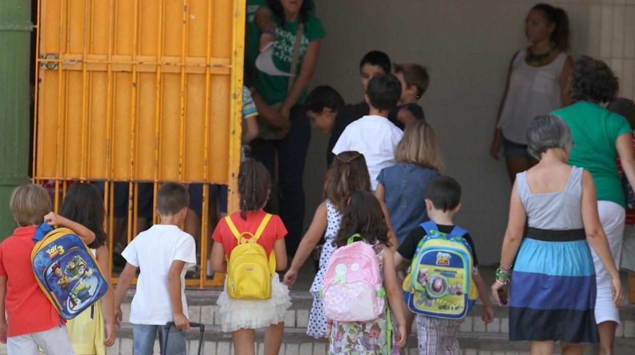 Niños entrando en el colegio